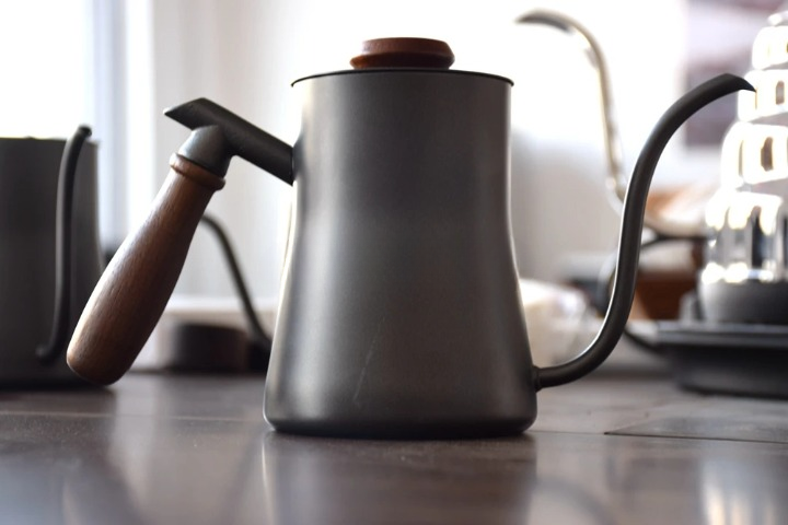 Czajnik do kawy z gęsią szyją – czym jest, jakie ma zalety i kiedy warto go używać?