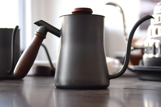 Czajnik do kawy z gęsią szyją – czym jest, jakie ma zalety i kiedy warto go używać?