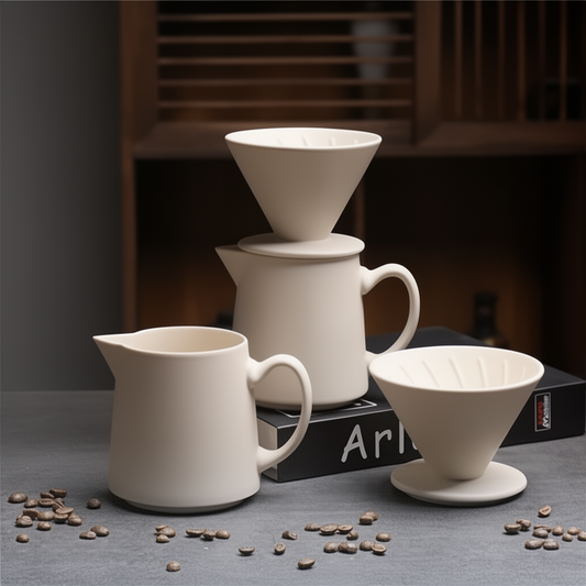 Ceramiczny zestaw Vesta złożony do parzenia oraz osobno pokazane jasny dzbanek i żłobiony dripper