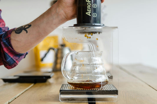 Ile kawy do Aeropressu? Proporcje, przepisy i sekrety idealnego parzenia