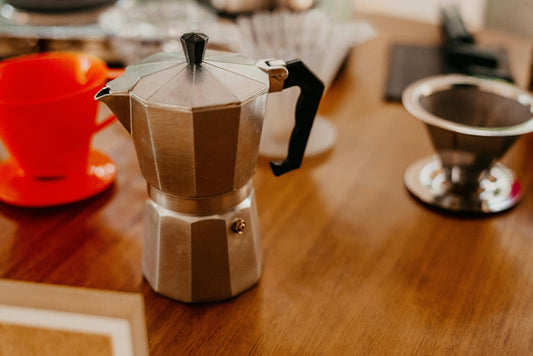 Ile kawy wsypać do kawiarki? Proporcje, mielenie i przepis na idealne espresso z moka pot