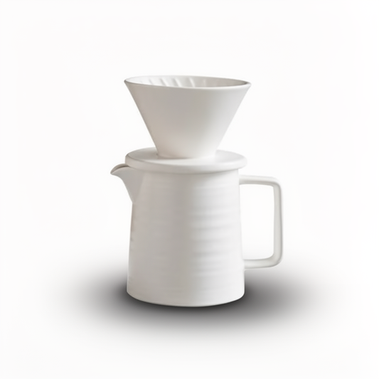 Biały ceramiczny zestaw Acheron – dripper ustawiony na dzbanku