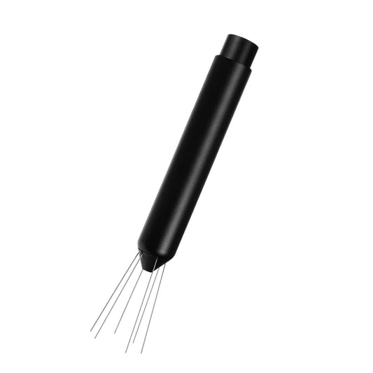 Czarny dystrybutor WDT Needle One z wysuwanymi igłami na białym tle