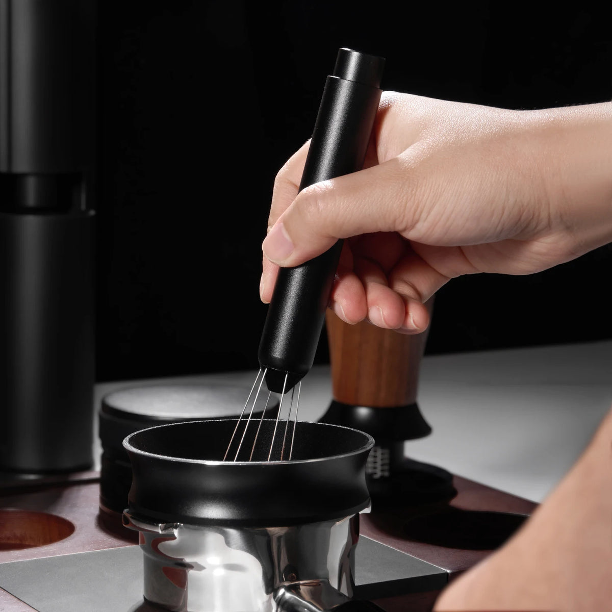 Dystrybutor WDT Needle One podczas rozprowadzania kawy w portafiltrze