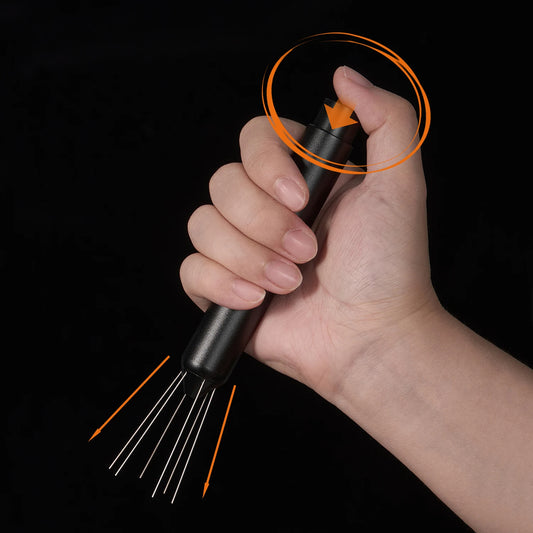 Dystrybutor WDT Needle One w dłoni – mechanizm wysuwania stalowych igieł