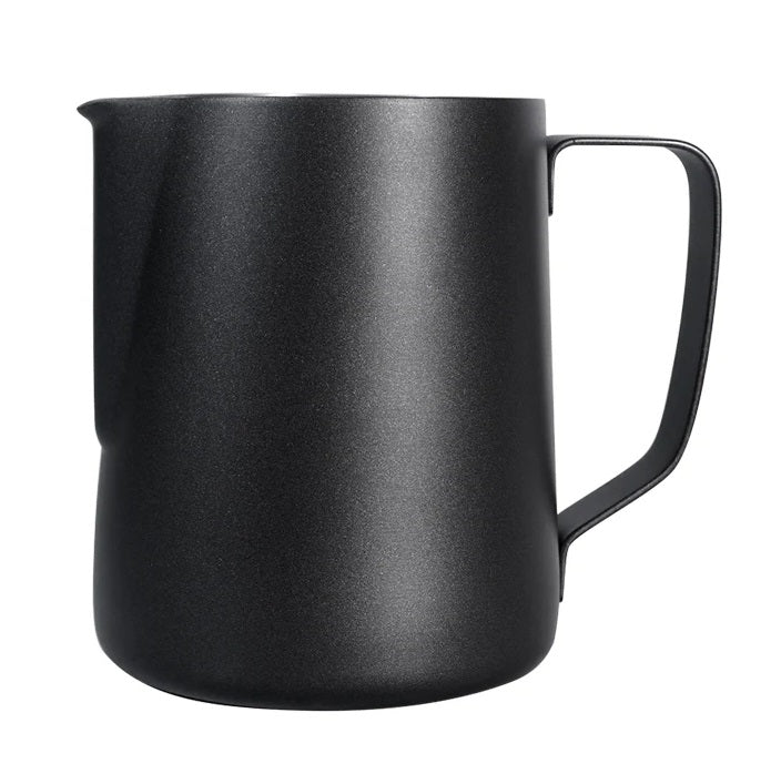Czarny dzbanek do spieniania mleka 350 ml z uchwytem na białym tle
