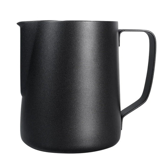 Czarny dzbanek do spieniania mleka 350 ml z uchwytem na białym tle