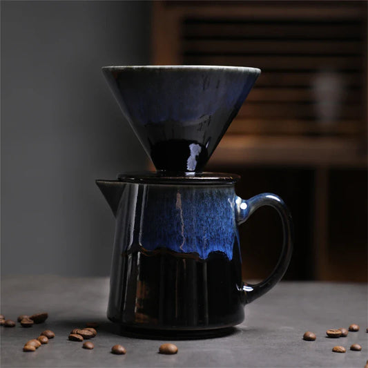 Ceramiczny zestaw Elysion z granatowo-czarnym szkliwieniem: dripper ustawiony na dzbanku
