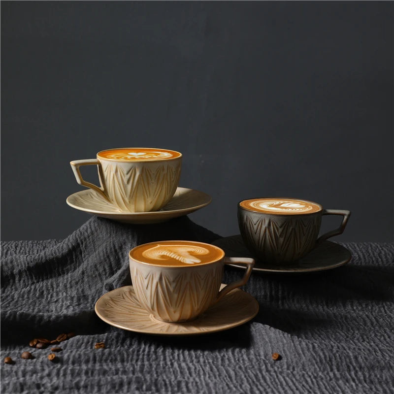 Filiżanki Nova z kawą i latte art, ustawione na dopasowanych spodkach