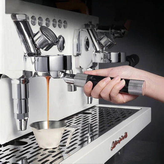 Bezdenna kolba 58 mm zamontowana w ekspresie podczas parzenia espresso do filiżanki