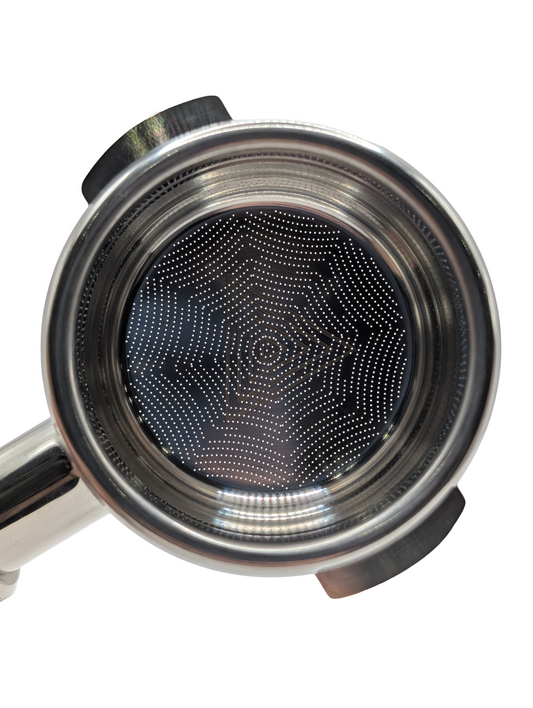 Zbliżenie perforacji precyzyjnego kosza 58 mm w portafiltrze – widok z góry