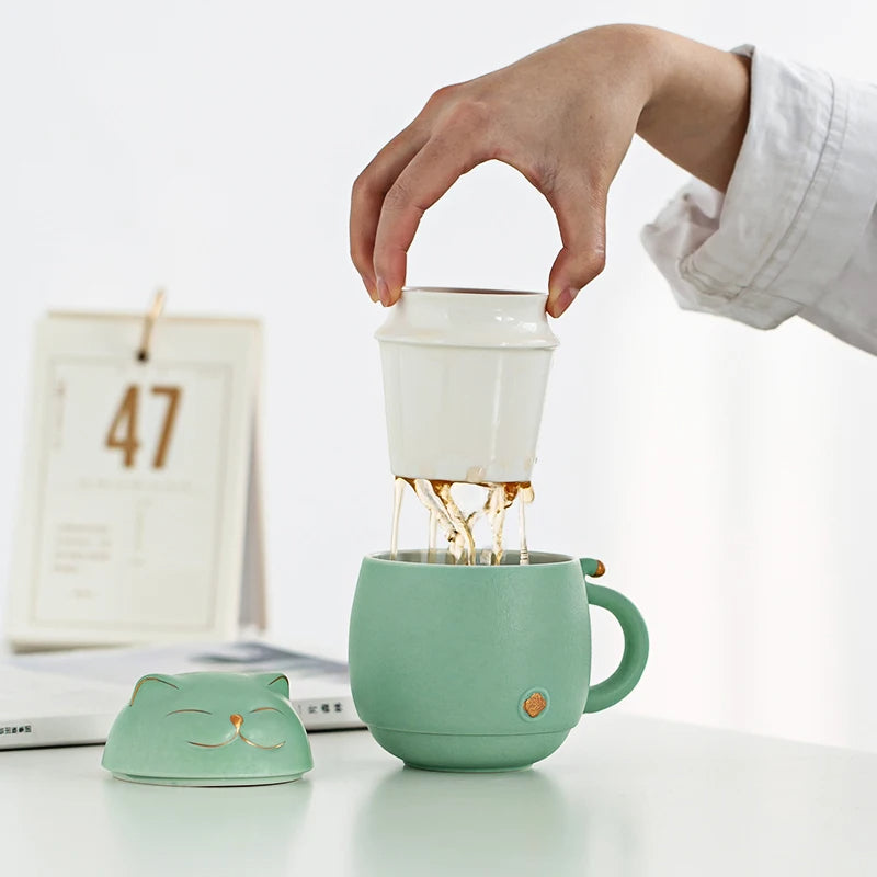 Wyjmowanie białego zaparzacza z miętowego kubka MiauMug