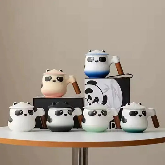 Kubki Panda w kilku kolorach na spodkach i opakowaniu z motywem pandy