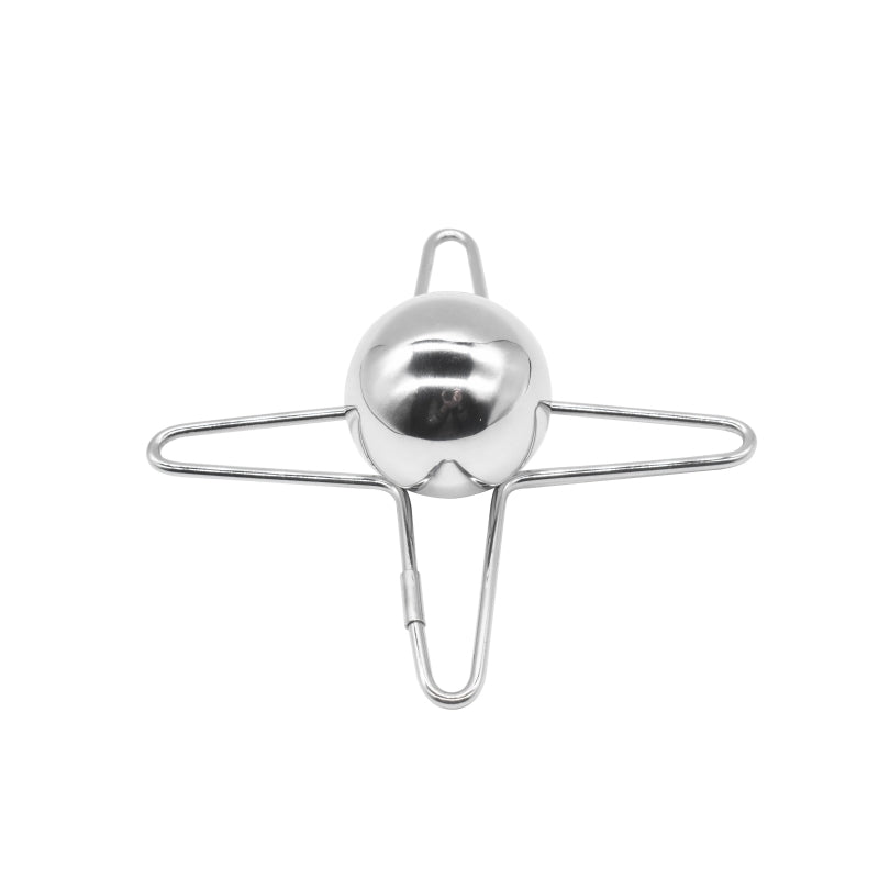 Metalowa kula chłodząca do espresso na czteroramiennym stojaku – widok na białym tle