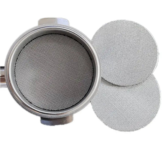 Okrągły filtr puck screen w portafiltrze oraz dwa krążki z drobnej metalowej siatki obok