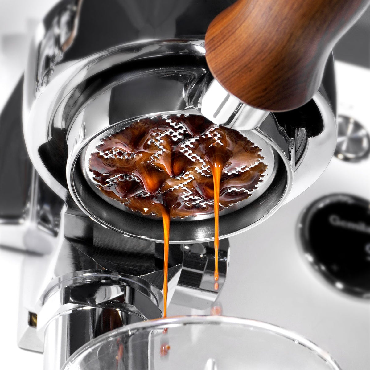 Espresso wypływa z sita bezdennego portafiltra