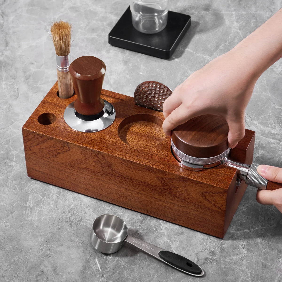 Wyrównywanie kawy dystrybutorem w portafiltrze opartym na stacji Barista Dock