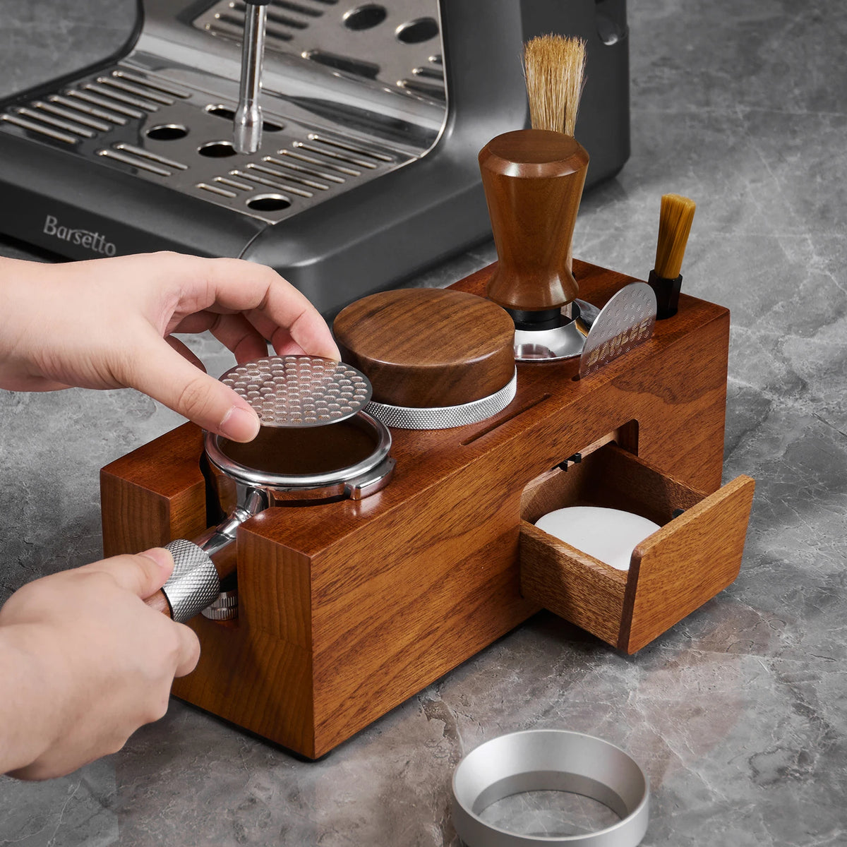 Nakładanie puck screena na portafilter podparty drewnianą stacją Barista Dock