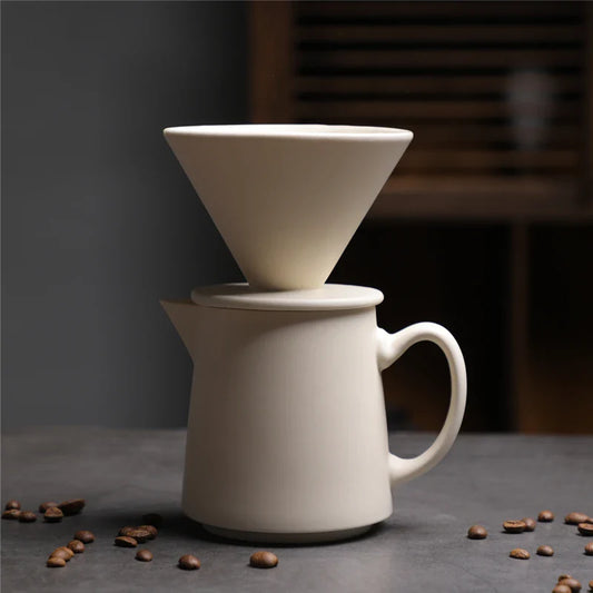 Jasny ceramiczny zestaw Vesta: stożkowy dripper ustawiony na dzbanku z uchwytem