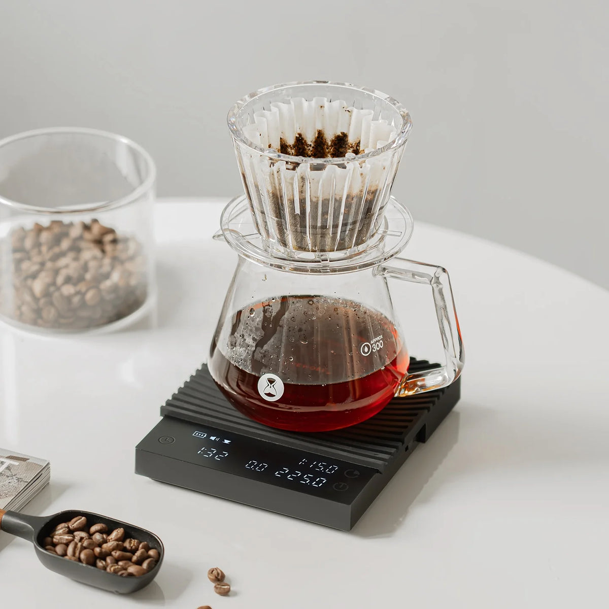 Szklany dripper i serwer z kawą na wadze Timemore Basic 3