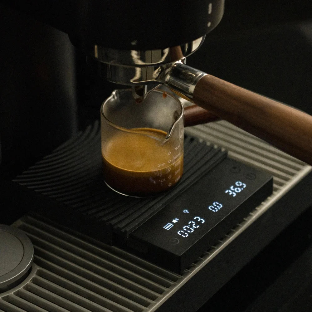 Parzenie espresso do szklanki ustawionej na wadze Timemore Basic 3 w ekspresie